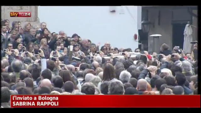 Bologna, oltre 10mila persone per i funerali di Lucio Dalla