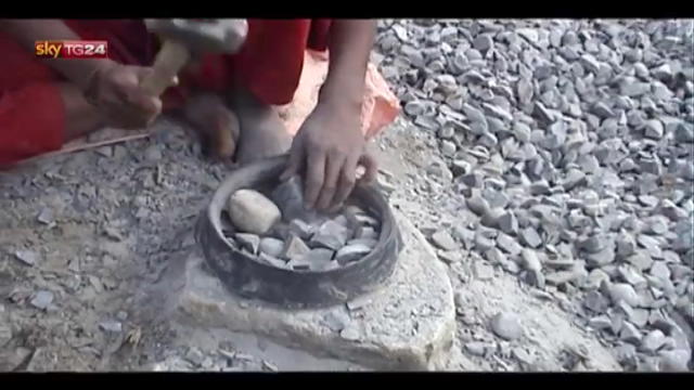 Nepal, la vita delle donne che spaccano le pietre