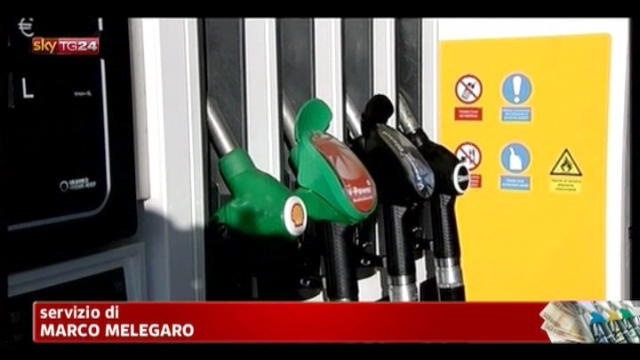 Benzina, consumatori: si spendono 516 euro in più