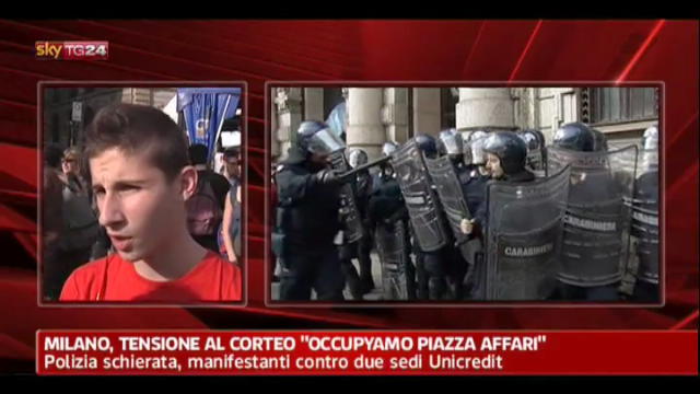 Milano, tensione al corteo "Occupyamo Piazza Affari"