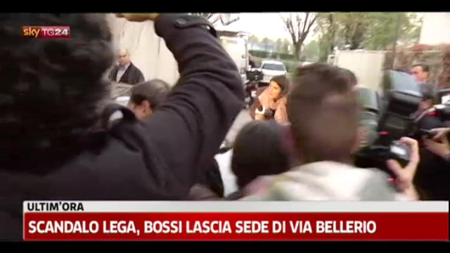 Scandalo Lega, Bossi lascia la sede di via Bellerio