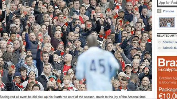 I tifosi dell'Arsenal mostrano il rosso a Balotelli