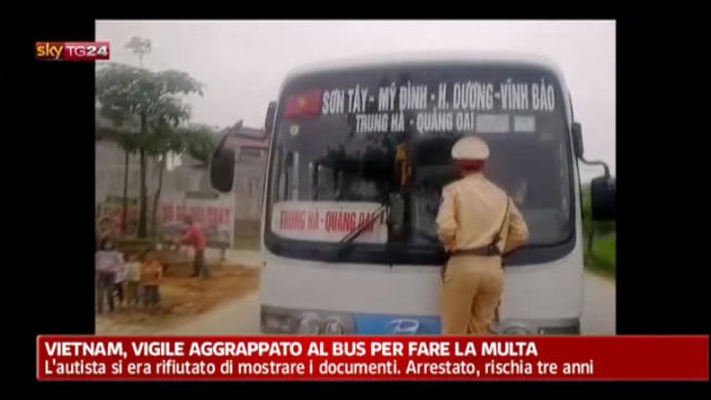 Vietnam, vigile aggrappato al bus per fare multa