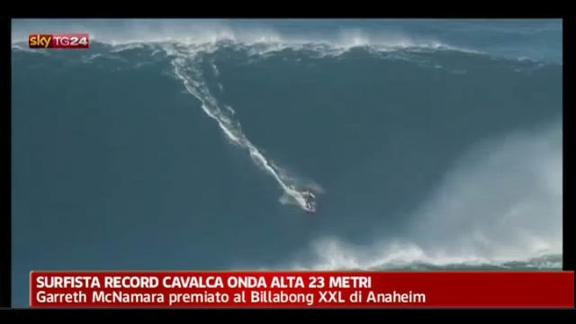 Surfista record cavalca onda alta 23 metri