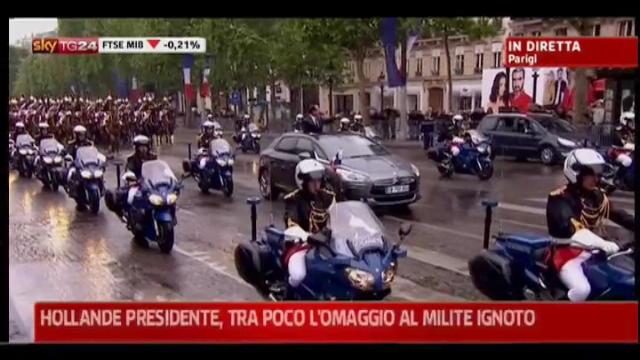 Francia, Hollande in parata verso l'Arco di Trionfo