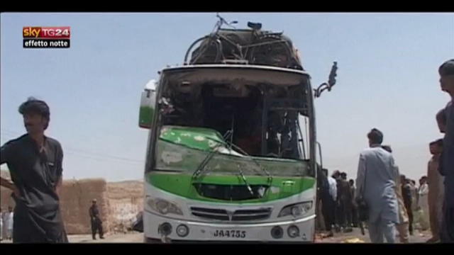 Effetto Notte - Pakistan, Bomba contro autobus: sei morti