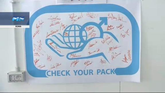 Nuoto, la campagna "Check your Pack" contro il tumore