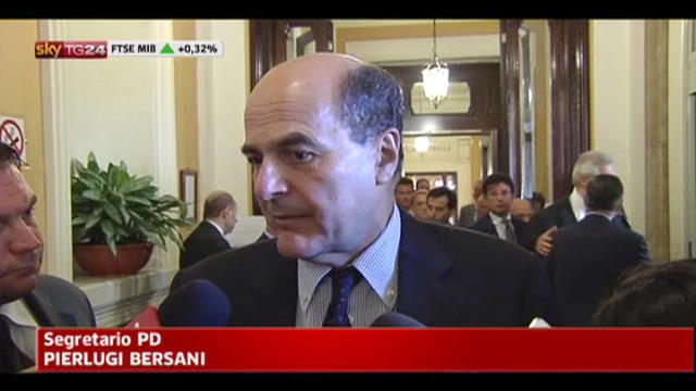 Crisi, Bersani: chi invoca uscita dall'Euro è pazzo