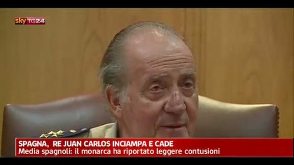 Spagna, re Juan Carlos inciampa e cade