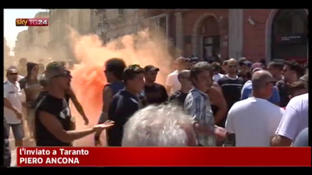 ILVA, Taranto, blitz contestatori durante comizio sindacati