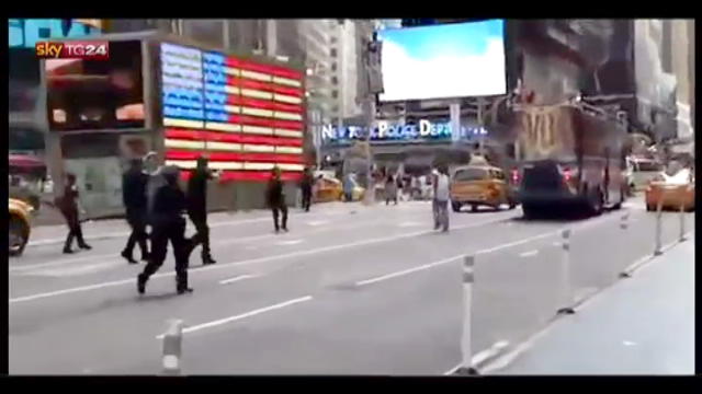 New York, la polizia spara e uccide un uomo a Times Square