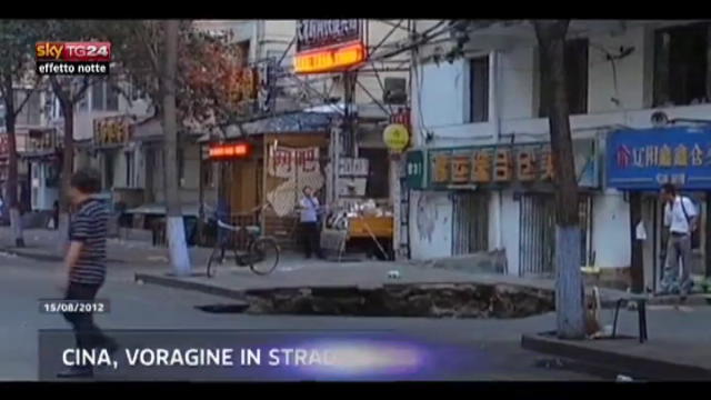 Effetto Notte: Cina, voragine in strada, due morti