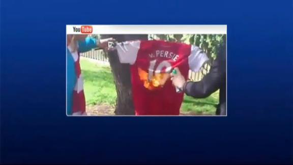 Tifosi dell'Arsenal bruciano la maglietta di Van Persie