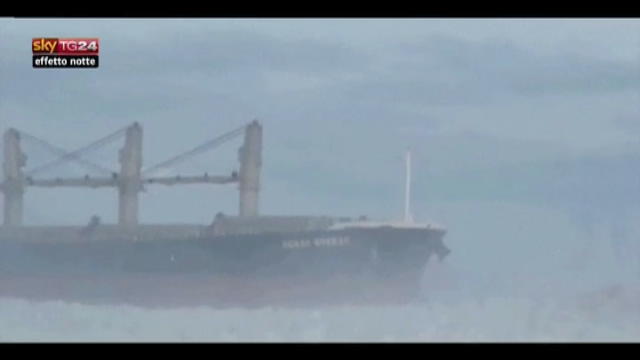 Effetto notte - Cile, nave cargo incagliata nella tempesta