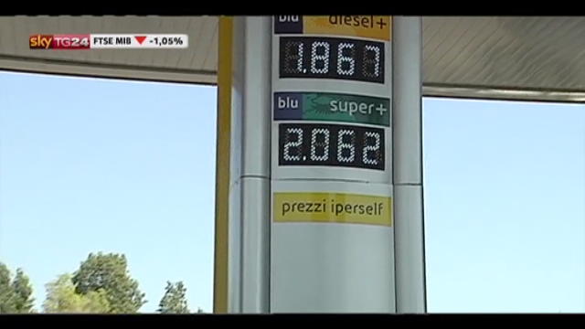 Benzina record, oltre due euro al litro