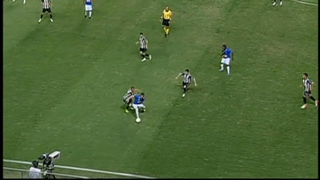 Cruzeiro-Atletico Mineiro 2-2. Gol capolavoro di Ronaldinho