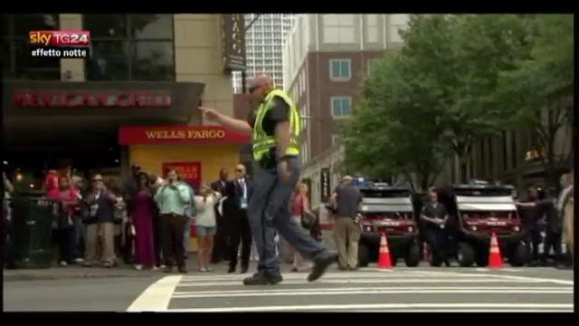 Lost & found, New York: poliziotto dirige traffico ballando