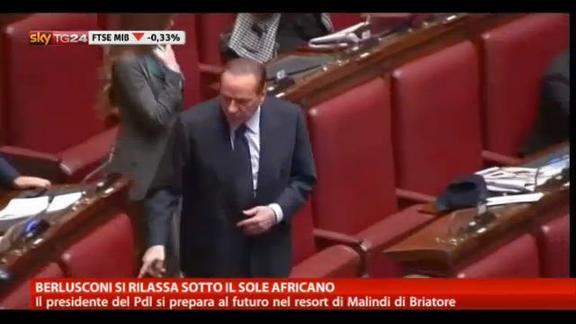 Berlusconi si rilassa sotto il sole africano