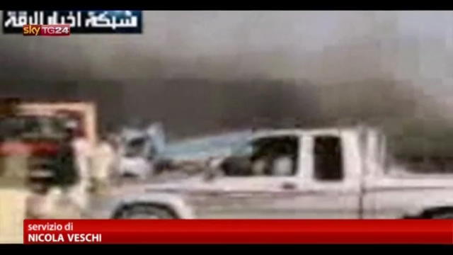 Siria, aviazione bombarda distributore di benzina