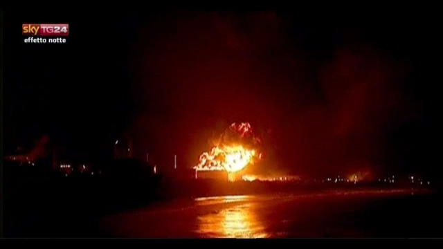 Effetto notte: Brucia impianto petrolifero a Puerto Cabello