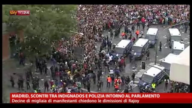 Madrid, scontri tra indignados e polizia intorno parlamento