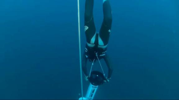 Gianluca Genoni, a 44 anni sfida in fondo al mare 