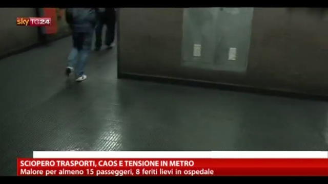 Caos e tensione in metro a Milano