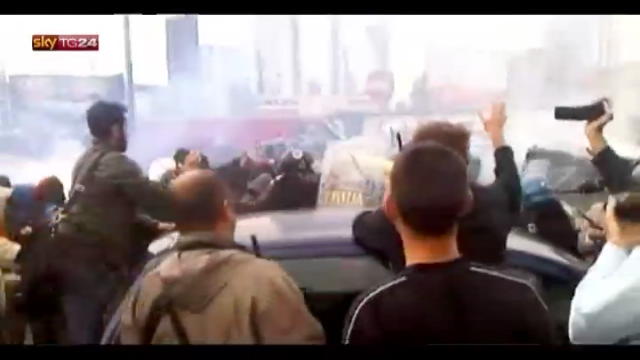 Corteo contro governo a Milano, scontri polizia-studenti