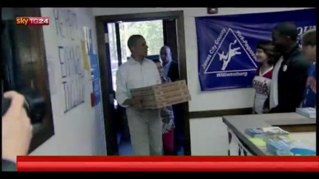 Obama consegna le pizze ai volontari della sua campagna