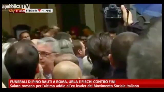Funerali di Pino Rauti a Roma, urla e fischi contro Fini