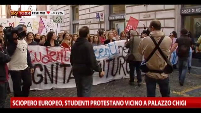 Sciopero europeo, studenti protestano vicino a Palazzo Chigi