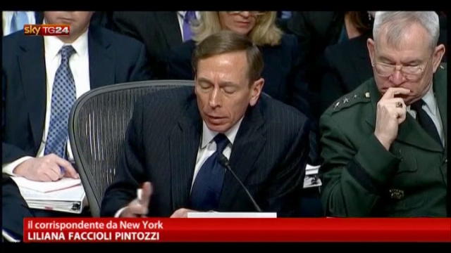 Petraeus nega di aver dato informazioni segrete all'amante