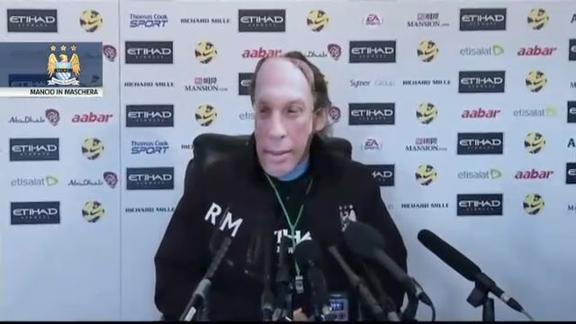 Roberto Mancini mascherato in conferenza stampa