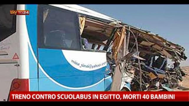 Treno contro scuolabus in Egitto, morti almeno 40 bambini