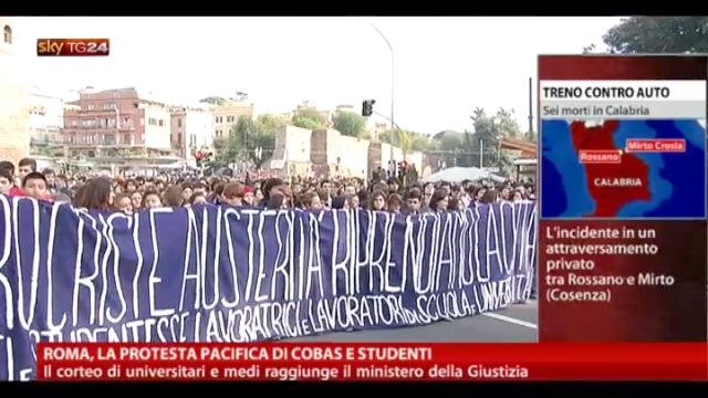 Roma, la protesta pacifica di Cobas e studenti