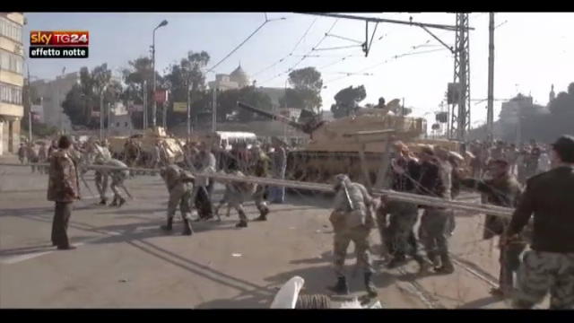 Effetto Notte: Egitto, carri armati davanti palazzo Morsi