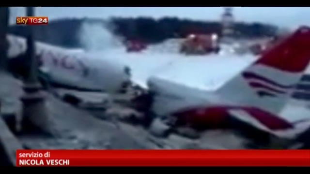 Mosca, aereo si schianta durante l'atterraggio: 4 morti