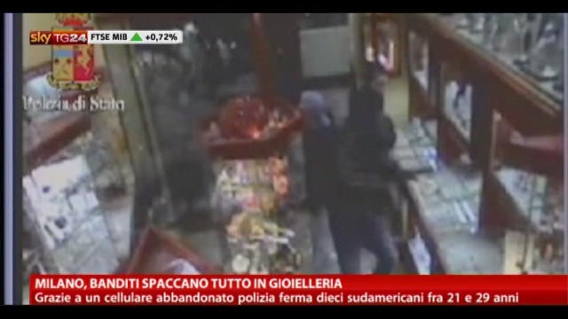 Milano, banditi spaccano tutto in gioielleria