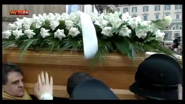 Folla e applausi ai funerali dei Mariangela Melato