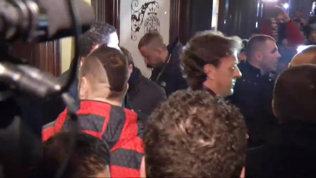 Balotelli "saltella" con i tifosi del Milan