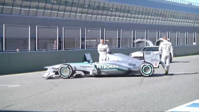 F1, la presentazione della Mercedes V04