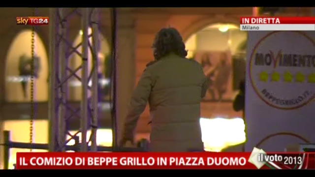 Il comizio di Beppe Grillo in Piazza del Duomo a Milano