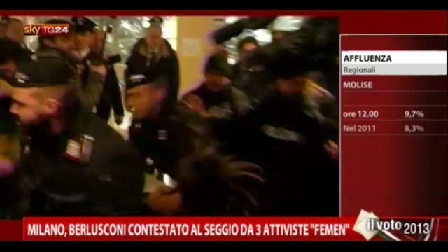 Milano, Berlusconi contestato al seggio da 3 Femen