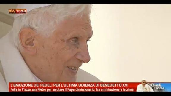 L'emozione dei fedeli per l'ultima udienza di Benedetto XVI