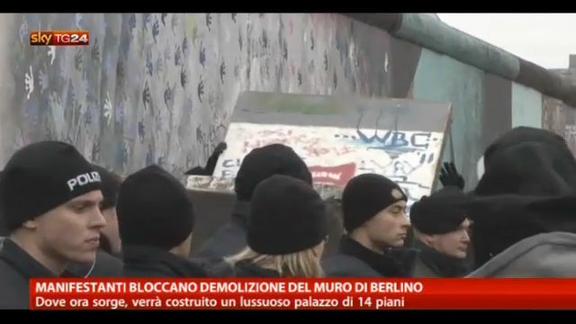 Manifestanti bloccano demolizione del Muro di Berlino (2013)