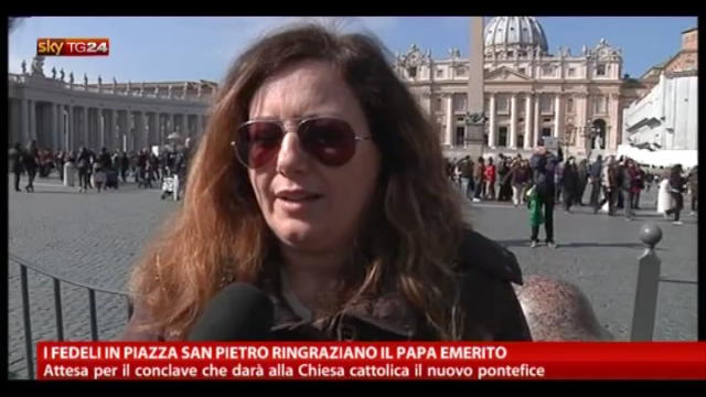 I fedeli in Piazza San Pietro ringraziano il Papa emerito