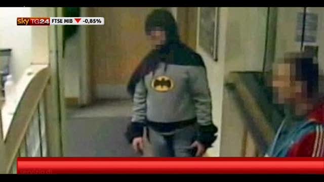 Un uomo vestito da Batman consegna un ladro alla polizia