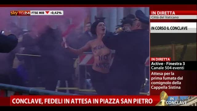 "No more Pope", protesta Femen in piazza San Pietro