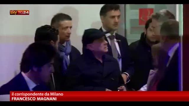 Berlusconi all'uscita dall'ospedale: Governo si deve fare