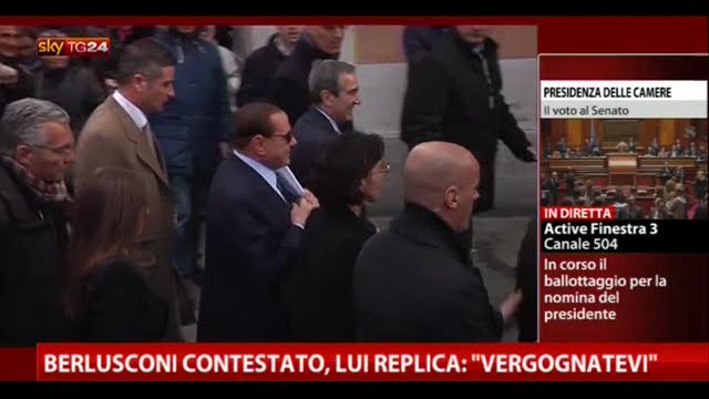 Berlusconi contestato, lui replica: "Vergognatevi"